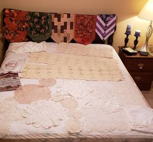 lot 4336 image: Lot of Table Runners (QuiltedLace)and Dollies