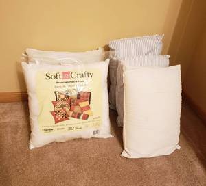lot 4351 image: Lot of Pillows