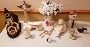 lot 4375 image: Lot of Angels (2 are Willow Tree), Lighted Stain Glass Church Lamp (works), and Flowers