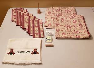 lot 4376 image: Lot of Carolyn Items - Tablecloths, Napkins, Towel, and Other Items