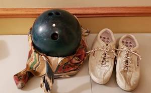 lot 4381 image: Columbia 300 Green Bowling Ball with Cloth Bag - includes Bowling Shoes 8 12 Womens