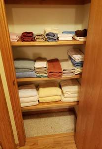 lot 4389 image: Lot of Towels in Linen Closet