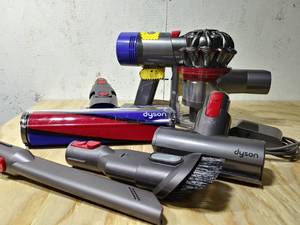 lot 6320 image: Dyson - V8 Absolute Cord-Free Handheld Vacuum - NEW