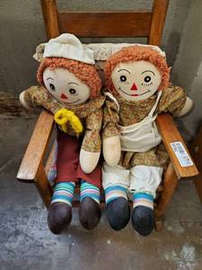 lot 7636 image: Raggedy Ann  Andy in Wood Chair