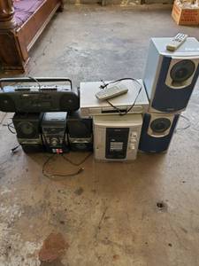 lot 7650 image: Stereos and Boom Box Lot