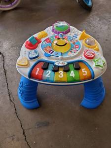 lot 7640 image: Plastic Toddler Activity Center