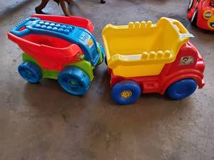 lot 7644 image: Plastic Dump Truck and Wagon