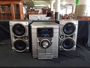 lot 7554 image: Sony Model HCD-GX355 CD Deck Receiver and Speakers System