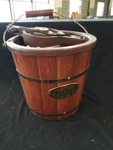lot 7603 image: Electric Old Fashioned Ice Cream Maker