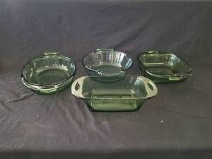 lot 7607 image: Green Anchor Hocking Casserole Dish Set