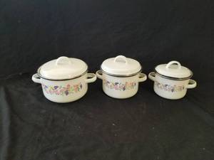 lot 7613 image: Lot of 3 Dutch Ovens