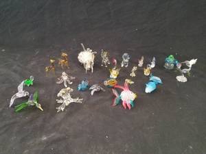 lot 7619 image: Glass Figurines Lot