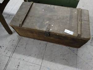 lot 4498 image: Vintage wood crate