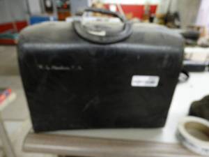 lot 4507 image: Vintage W. L. Handcox beauty supply portable bag