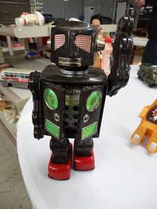 lot 4515 image: Vintage robot toy