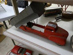 lot 4526 image: Vintage metal dump truck toy