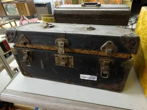 lot 4532 image: Old small trunk