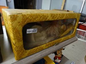 lot 4533 image: Vintage padded hat box w various Ladies hats