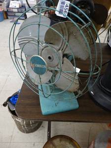 lot 4569 image: Vintage metal Dominion table fan