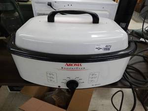 lot 4572 image: Aroma roaster oven w lid- Like New