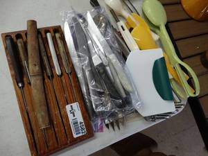 lot 4582 image: Kitchen utensils & knives