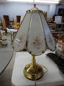 lot 4586 image: Touch lamp w glass shade