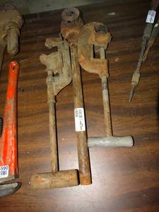 lot 4591 image: 2 pipe cutters & pipe threader
