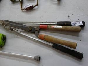 lot 4598 image: 2 shrub cutters