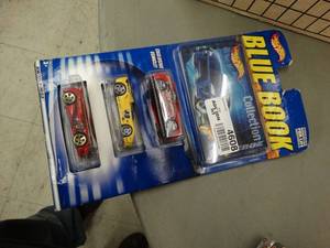lot 4608 image: Hotwheels Blue Book 3 car set in package