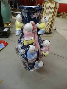 lot 4612 image: Vintage vase w figures on it