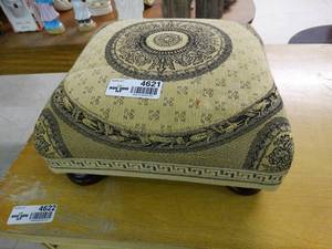 lot 4621 image: Vintage small foot stool