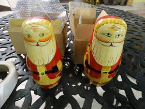 lot 4628 image: Nesting santas w ornaments inside