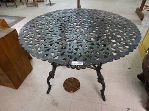 lot 4631 image: Cast aluminum patio table