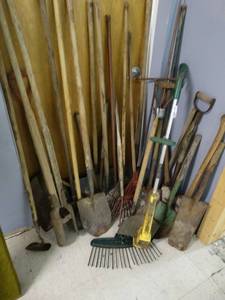lot 4640 image: Large lot of various long handle tools