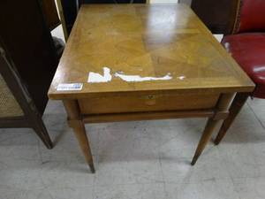 lot 4657 image: Wood end table