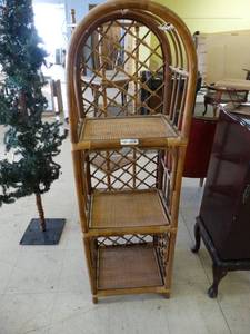 lot 4662 image: Wicker round top shelf unit