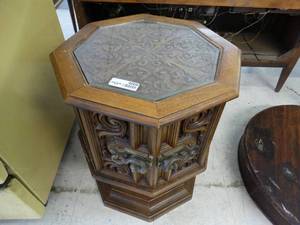 lot 4666 image: Vintage end table w storage
