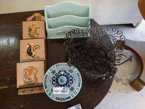 lot 4674 image: Various home decor items