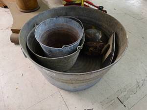 lot 4687 image: Metal wash tub and 2 smaller metal buckets