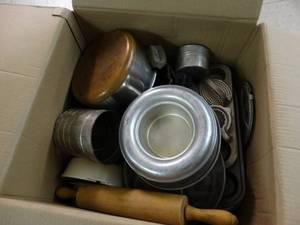 lot 4694 image: Box of various cooking baking pans