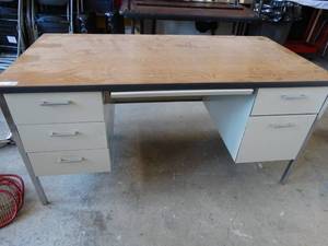 lot 4415 image: 5 Drawer Metal Desk