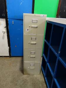 lot 4472 image: Hon 4 Drawer Metal Filing Cabinet
