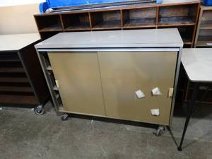 lot 4476 image: Enclosed Metal Storage cabinet