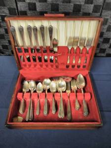 lot 4392 image: Silverware Set in Wood Case