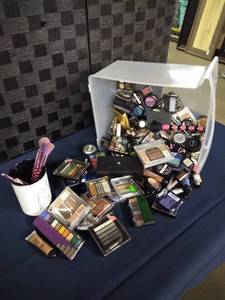 lot 4393 image: Pretty Good Size Lot of Make Up