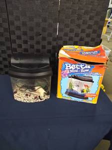 lot 4398 image: Beta Mini Bow Fish Tank