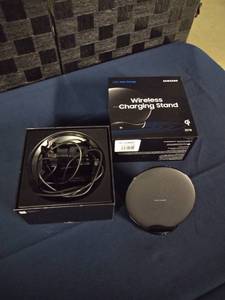 lot 4399 image: Samsung Wireless Charging Stand