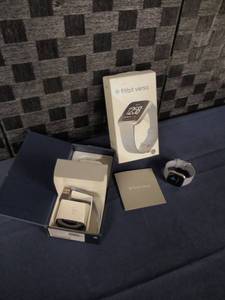lot 4400 image: Fitbit Versa