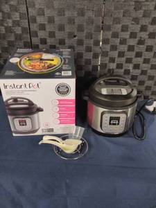 lot 4414 image: Instant Pot 7 n 1 Multi Use Programmable Pressure Cooker