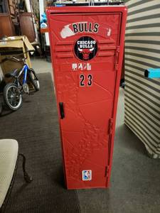 lot 2500 image: 4 Chicago Bulls Plastic Locker